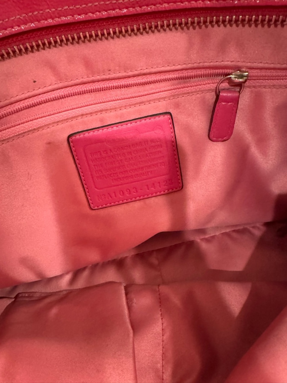 Bold, eye-catching Coach hot pink leather tote with silver-tone chain detail 💗✨ - Picture 15 of 16